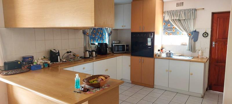 4 Bedroom Property for Sale in Uitzicht Western Cape